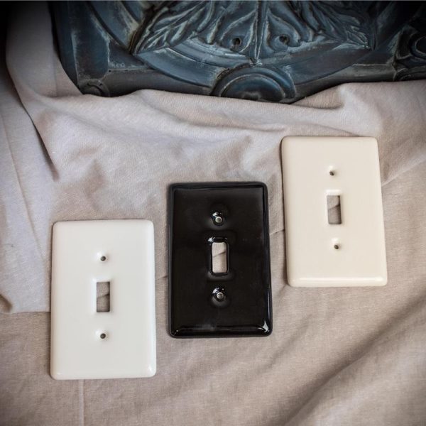 Amerelle Metro White 2 gang Ceramic Toggle Wall Plate 1 pk Fashion